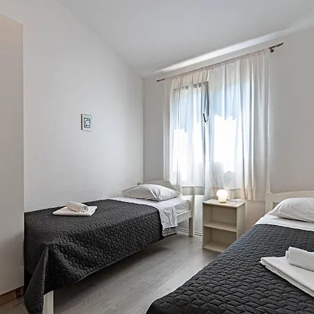 Pet Friendly In With Kitchen