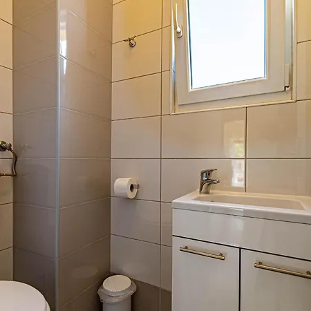 Pet Friendly In With Kitchen * Brna